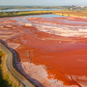 Boue rouge cause par l'extraction des mines de bauxite de fer